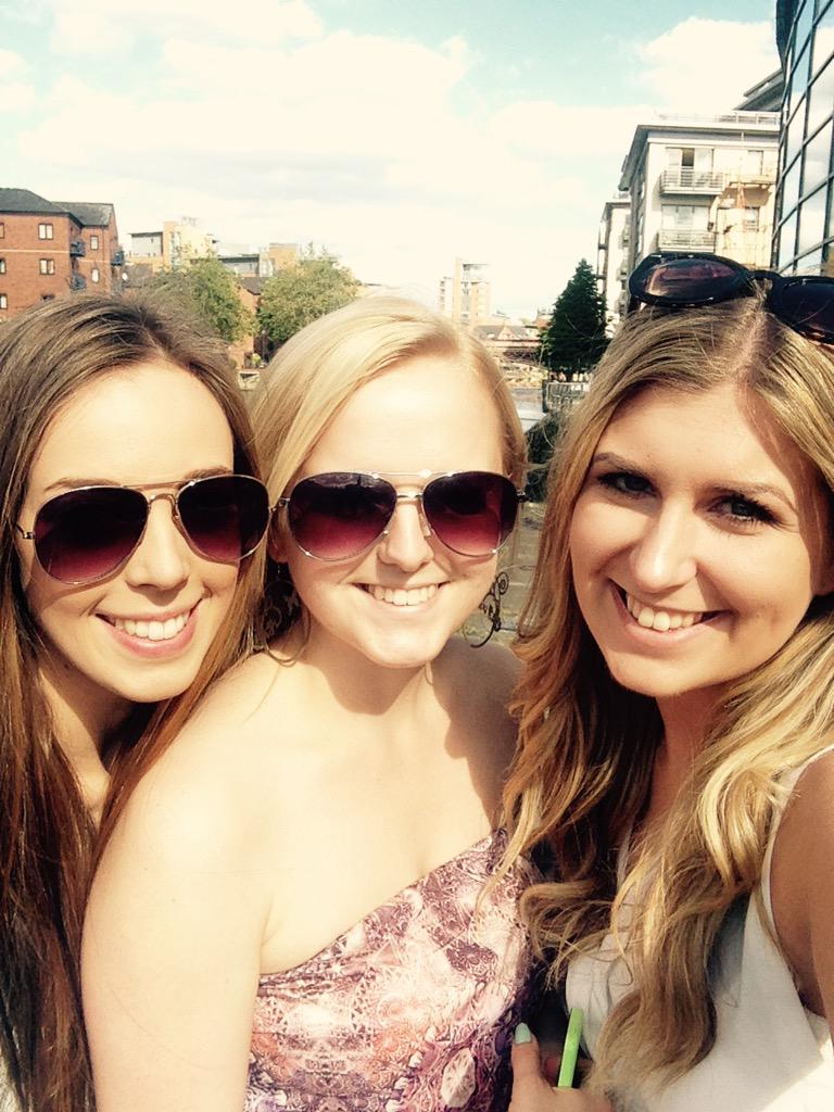 katherinelawn's tweet photo. Lush day in Leeds today 💁🏼👭 http://t.co/7Styg4tW3o