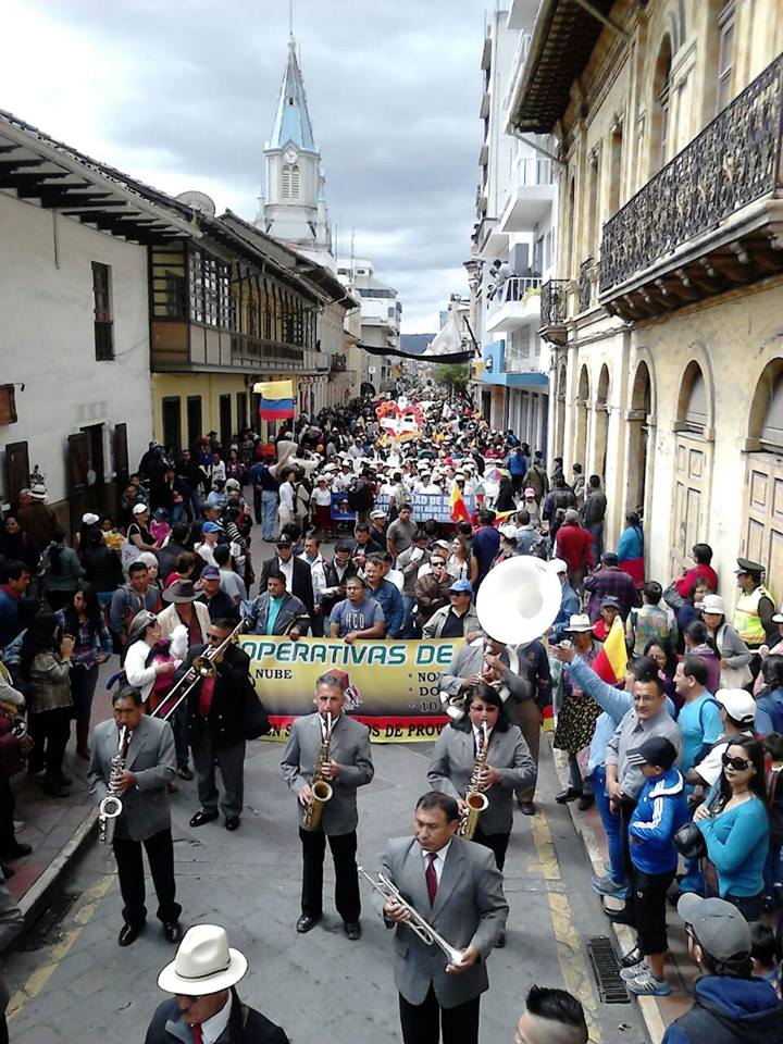 MansoGuayasEC's tweet photo. El pueblo valiente de Cuenca dice BASTA en las calles al sordo de Carondelet! Bien @PaulCarrascoC! #CuencaProtesta http://t.co/e3WS4TJHvN