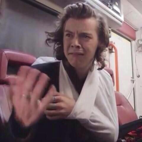 All1DFandom's tweet photo. The whole fandom rn: 😂😭 #OTRAFinland http://t.co/dJ5bIityEQ
