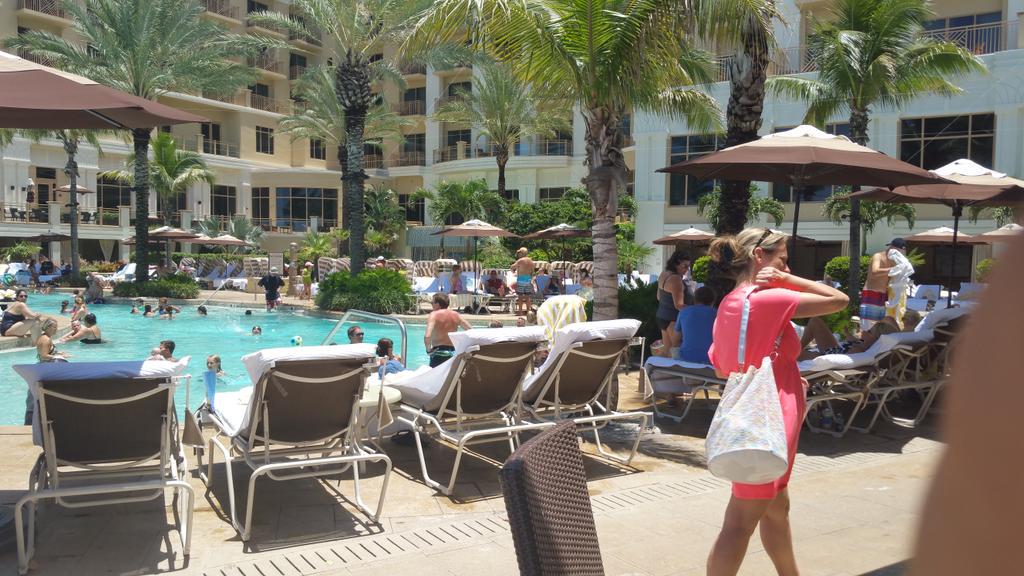 gamblingchef's tweet photo. Nothing better than a #poolparty at the @Sandpearlresort #CabanaPoolBar #hello_fans #lovinglife http://t.co/3LB9beFv0e
