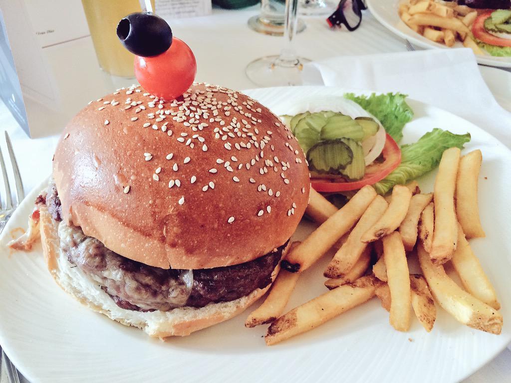 SoyAlexCampos's tweet photo. Esta hamburguesa 🍔 yo la hice en @ThePalmMx #GoPresidente http://t.co/WSe2bLqRXV