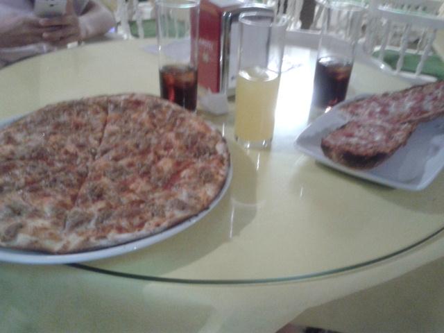 lolailo_eslavaa's tweet photo. De comilona con las paviiis! @ana_cvg99 @albarivasv99 #rubiaa http://t.co/BXCSGjxNkI