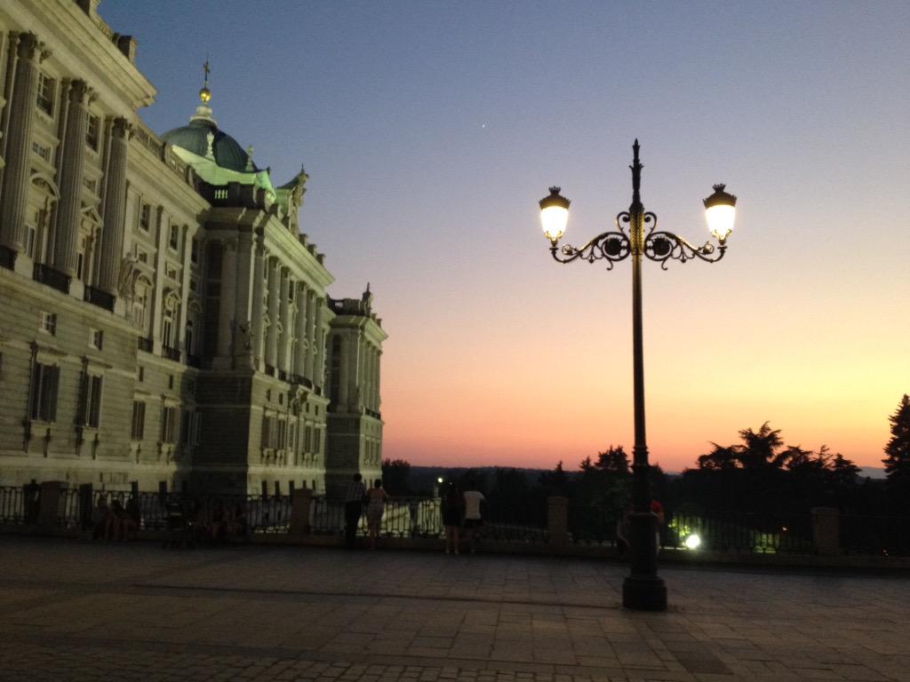 SecretosdeMadri's tweet photo. Está pasando... #madrid #magia http://t.co/Wp1qwgP8w0