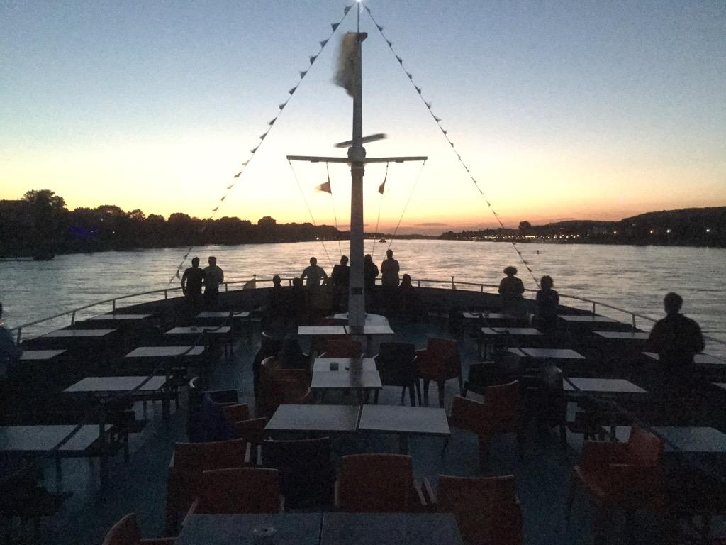 KaeptnC's tweet photo. @Drache_Zahni @bonntouren @BPS_Bonn @RegionBonn dem #Sonnenuntergang entgegen http://t.co/zinfUOzcF1