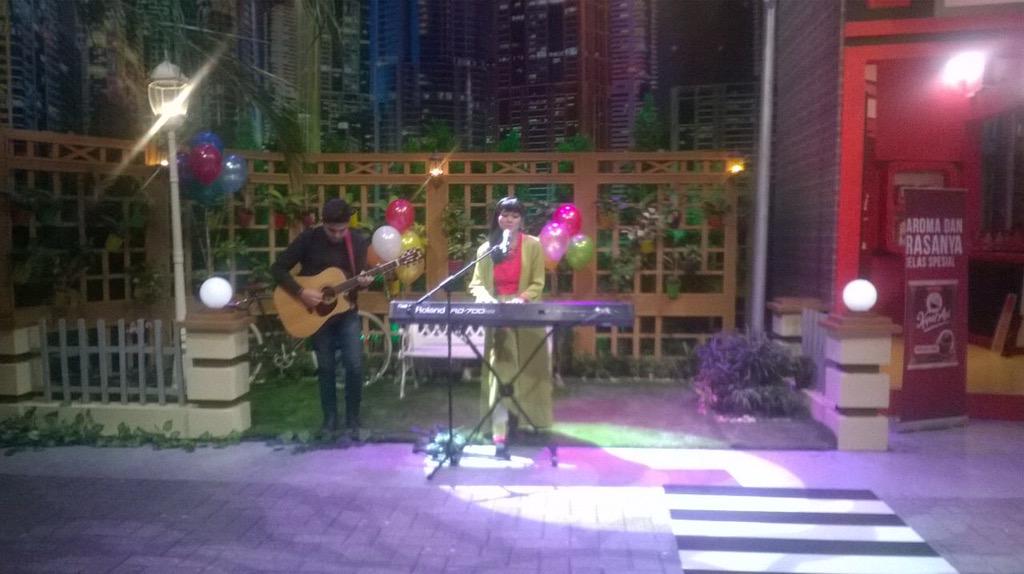 TRANSTV_CORP's tweet photo. Yuk! Saksikan @yurayunita dulu di TRANS TV ;) #SII_tobatbrgBisma http://t.co/aGitP2Zcxt