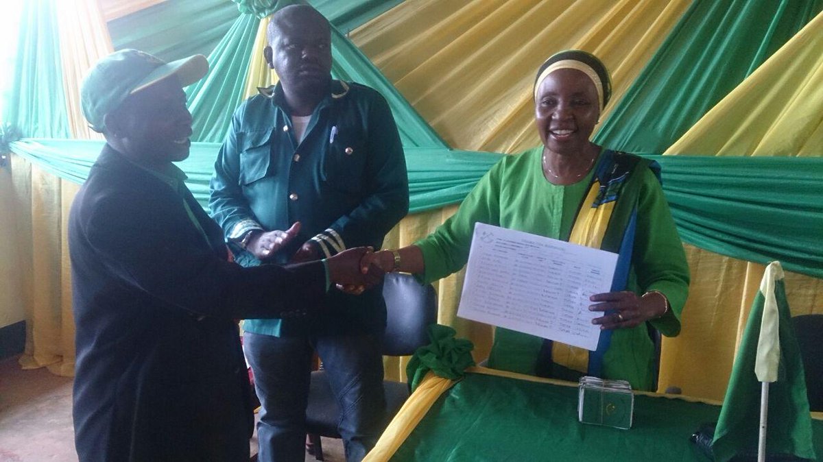 Kaimu Katibu wa Wilaya ya #Songea mjini Bw. Marko Mbawala akikabidhi fomu ya udhamini