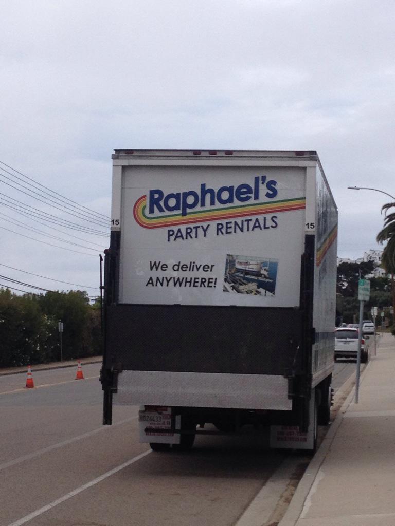 MaddieLauder1's tweet photo. Dude I didn't know you started your own party business @raybenz3 http://t.co/DALHOWqXy0