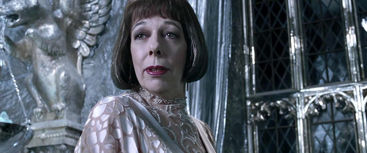 #Beauxtty ¡Buenas noches! Soy la directora y os doy la bienvenida a la Academia de Magia Beauxbatons.