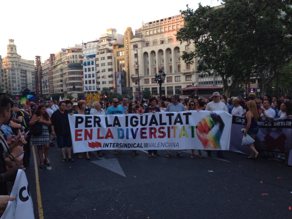 MacuGimeno's tweet photo. @IntersindicalV en #Orgull2015 N una #València recuperada a x #IgualtatReal http://t.co/L2C7OYqaEV