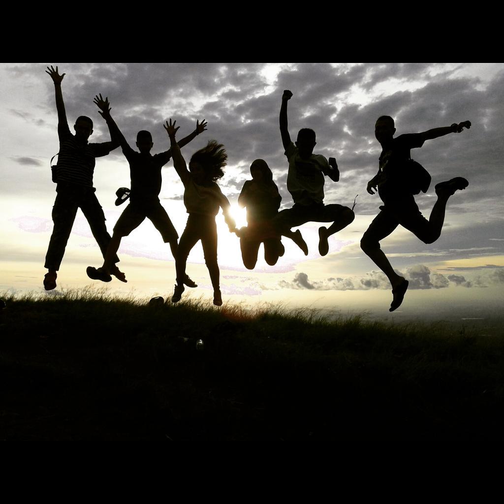 PaboBagas's tweet photo. Sahabat sebenarnya #Theyoungjibiphotochallenge #friendship  @TheyoungJibi  @wilda_septiana @Tyosatrio2 @adeprasetya8 http://t.co/AQXqbRdZqQ