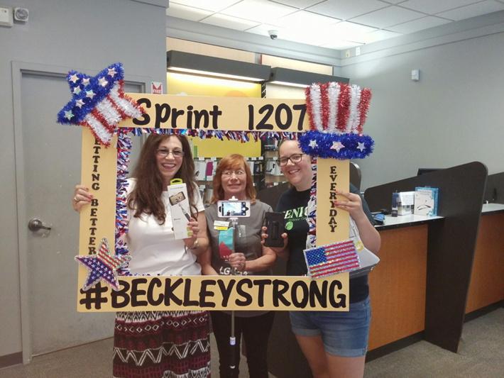 SprintBeckley's tweet photo. #happy selfie stick customer with rep Karen Fitzwater @TheBrandiBunch http://t.co/XWjyc7ne9N