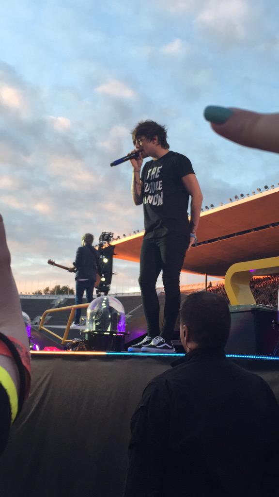 hellabelsx's tweet photo. Louis no show de hoje. #5 http://t.co/uFxiyA6TKK