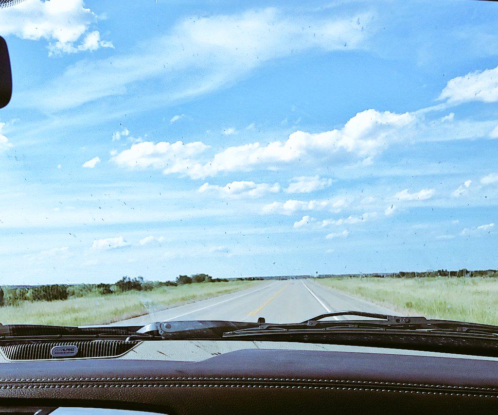 mikg023's tweet image. And then there was nothing but blue skies and white lines #TheBigEmpty