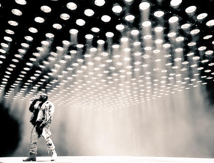 HannahFergie's tweet photo. Serious appreciation for the Kanye lighting rig #Glastonbury #productionpros http://t.co/KgJxa91TLo