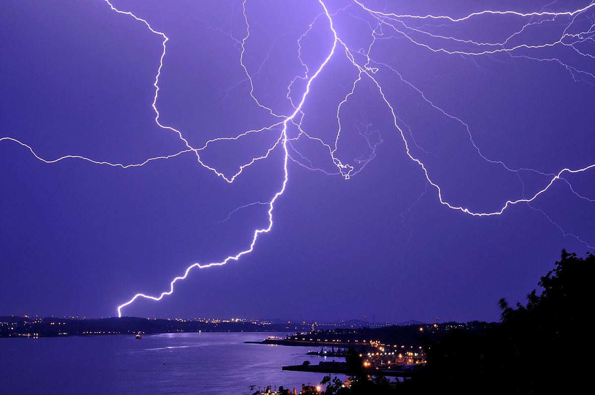 Fast_Rescue's tweet photo. #Lightning Safety Tips | When #Thunder Roars, Go Indoors - http://t.co/BSYRWE0Uye http://t.co/SQQsRwjOb5