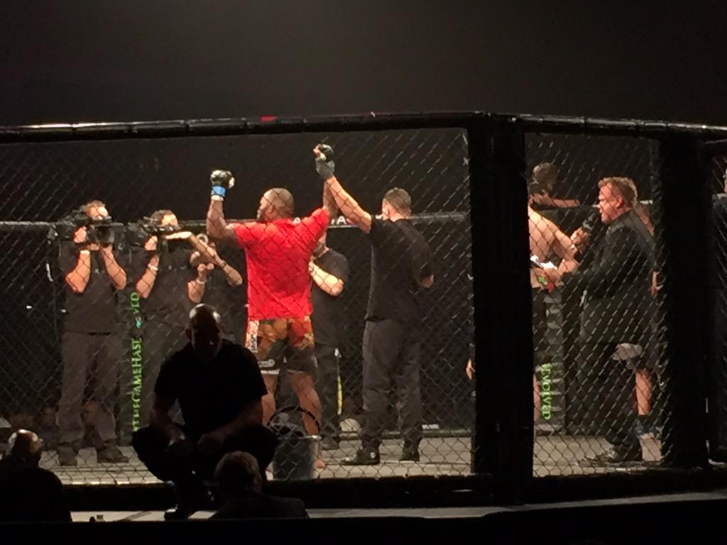 chrisjking7's tweet photo. Yesssss the boss @mmaxfighter made light work of that.. 1st round submission @mactochamps ..Well done man #TeamMMAX http://t.co/BvvGfAYuo8