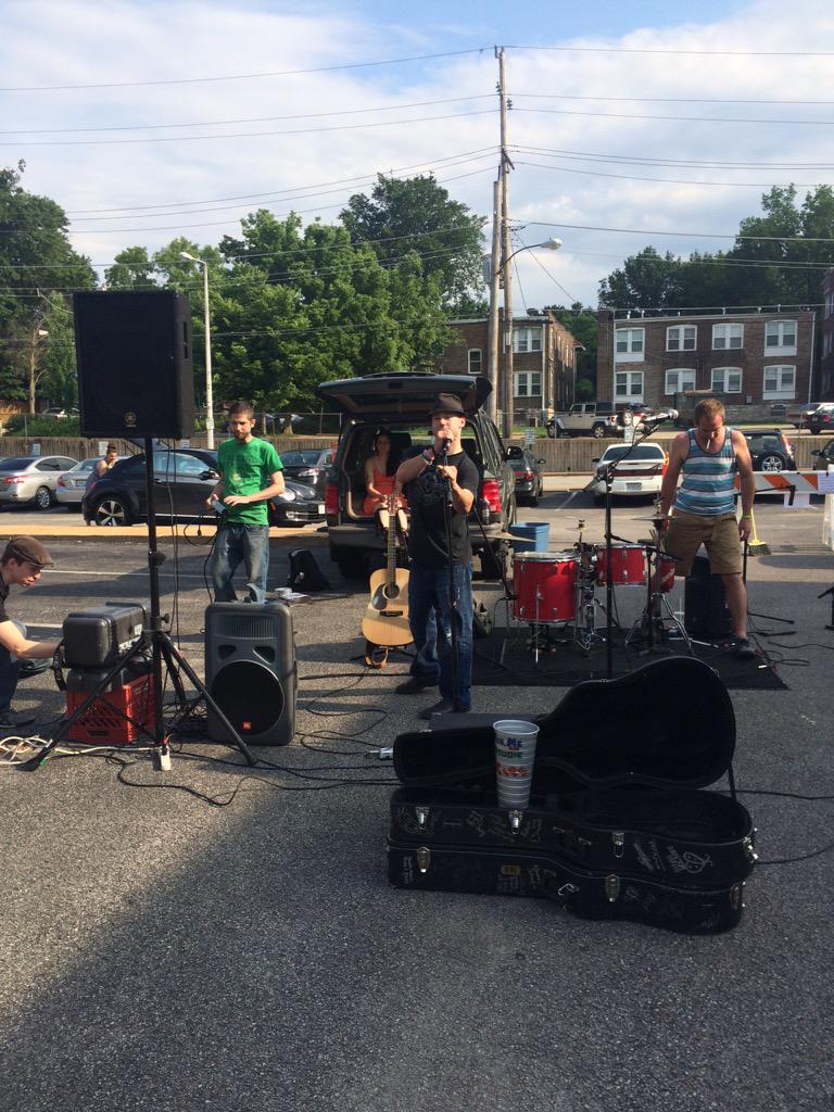 TheDelmarLoop's tweet photo. . @YouMeandDougie setting up to play #PartyInTheLoop! 6:30! Free beer! West parking lot of @CraftAlliance! http://t.co/euf8SNxmrZ