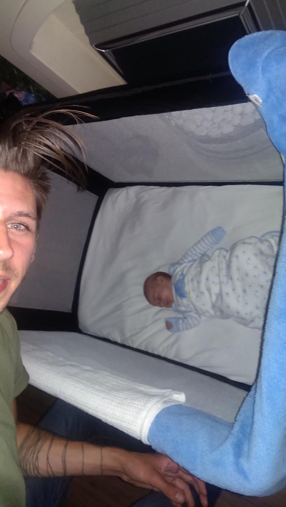 MakBeno's tweet photo. #nephewsleeping http://t.co/eV2rICVKFW