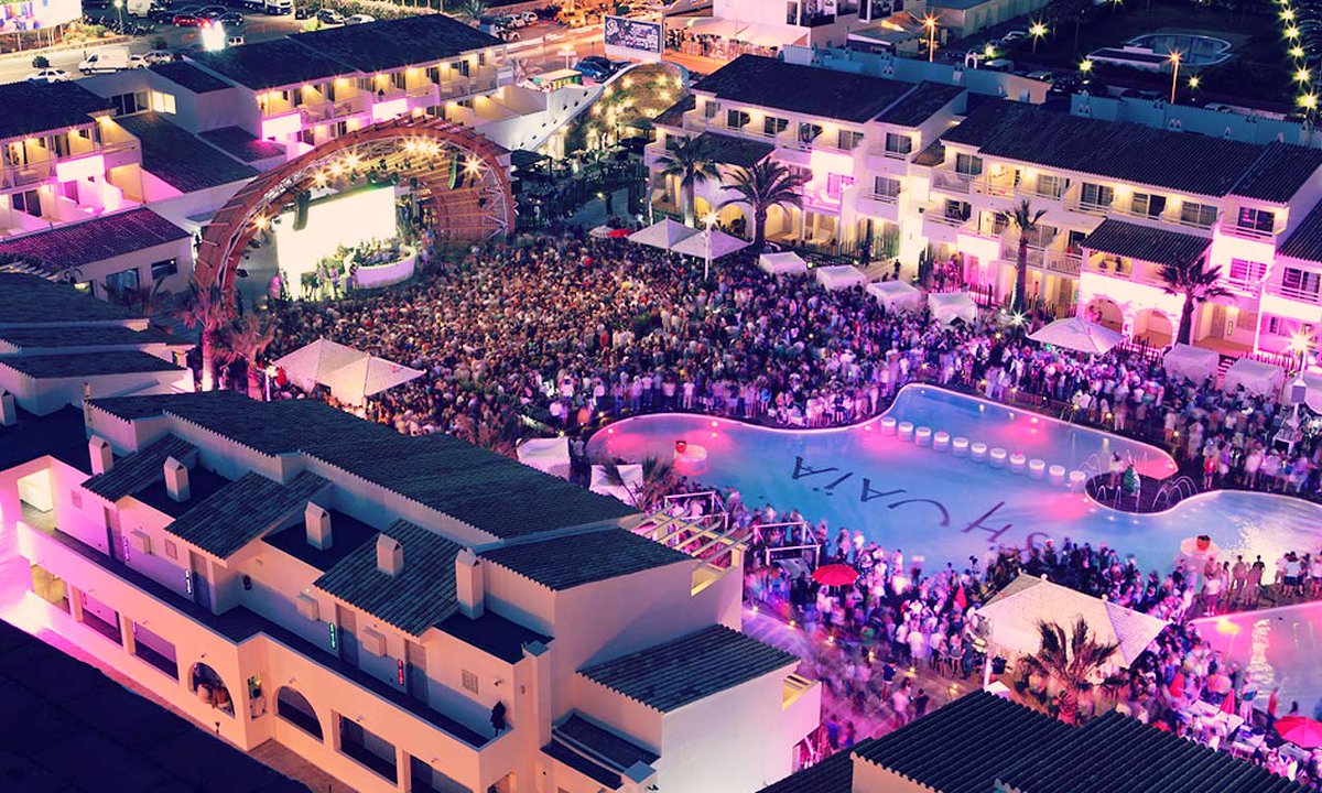 lbizaVip's tweet photo. VIP Tables at Ushuaia from €200pp Min Spend subject to availability with 10% Booking Fee #ibiza #ibiza2015 http://t.co/z7vJLMaT5o