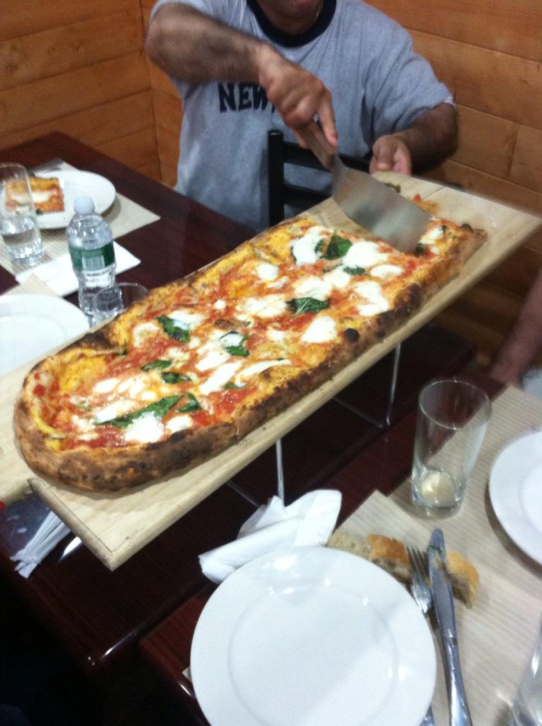 cfattovw's tweet image. @____Pizza_ check out BellaNapoliOfNy it's on bay parkway between 71st &amp;amp; 72nd in Brooklyn street #Pizza #NaplesStyle