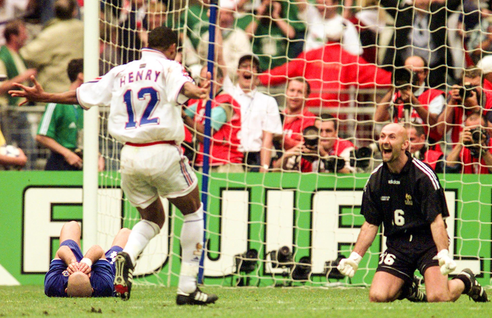 Happy 44th birthday to France goalkeeping legend Fabien Barthez! 

He kept 10 clean sheets in the World Cup alone. 