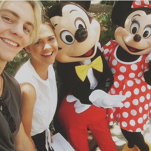 carry_fck's tweet photo. Faith's fourth birthday at Disneyland ft. @hailey_waldorf and the cree http://t.co/6g4p1PrMJk