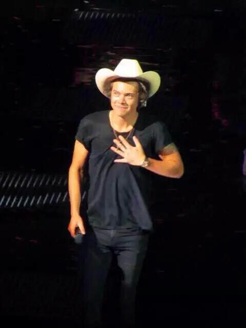 besandoaniall's tweet photo. SI SEÑOR YO SOY DE RANCHO, SOY DE BOTAS Y A CABALLO🎶🎶
-Harry el Komander😂
#MEXICANSPEDA http://t.co/6eZg3OnkHD