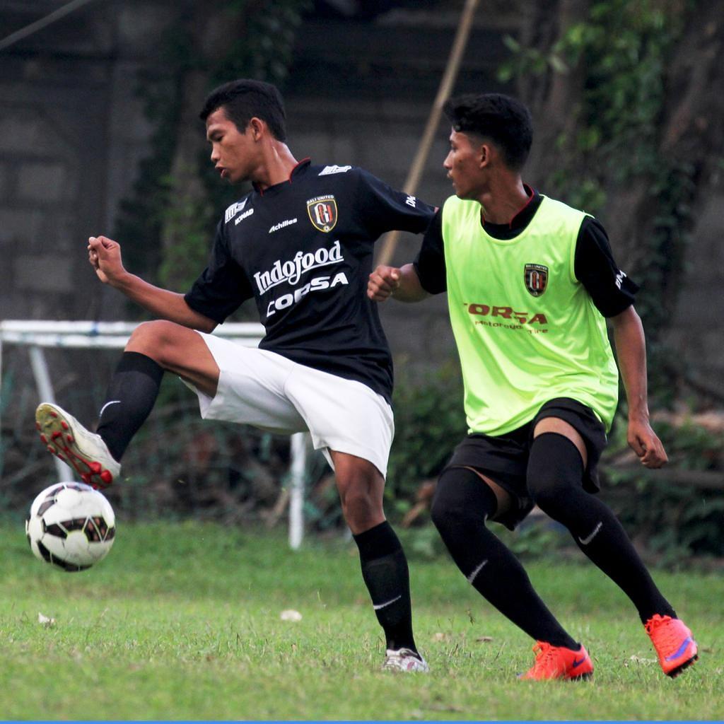 BaliUnitedStore's tweet photo. Seleksi @BaliUtd U-21 tahap dua pada hari kedua pagi ini, (28/06), di Lapangan Trisakti, Legian. http://t.co/XmjOFlpNpk