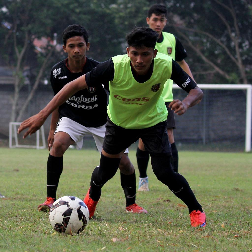 BaliUnitedStore's tweet photo. Seleksi @BaliUtd U-21 tahap dua pada hari kedua pagi ini, (28/06), di Lapangan Trisakti, Legian. http://t.co/XmjOFlpNpk