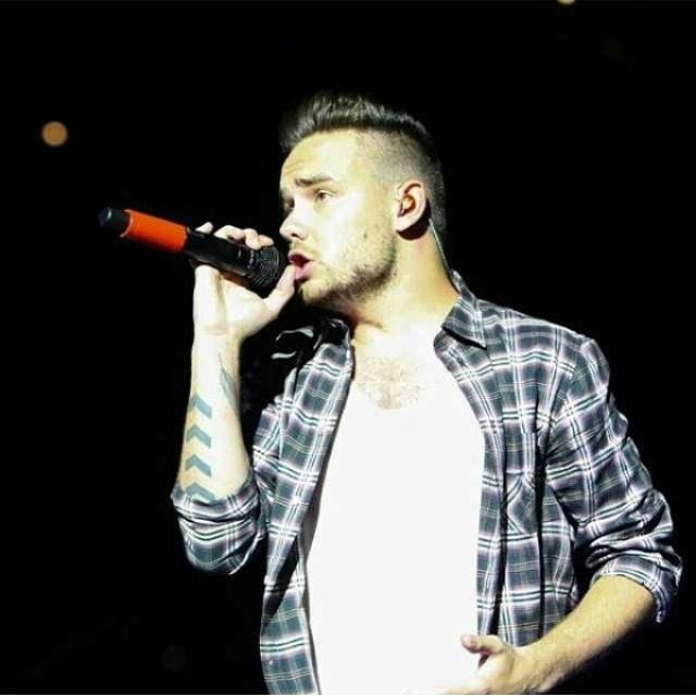 fofy1d's tweet photo. #1dcometokuwait @SimonCowell @Harry_Styles @NiallOfficial @Louis_Tomlinson @Real_Liam_Payne @onedirection http://t.co/c7F64lacSO