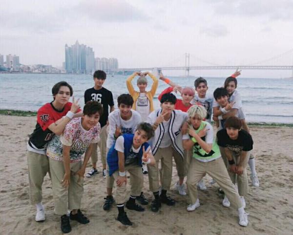 17BOYSBASE's tweet photo. [Doogi PD] 부산에 마치 놀러온것처럼 찍어보았다 #아닌데_아닌데 #사인회_왔는데_왔는데 http://t.co/zCn0aGflsT