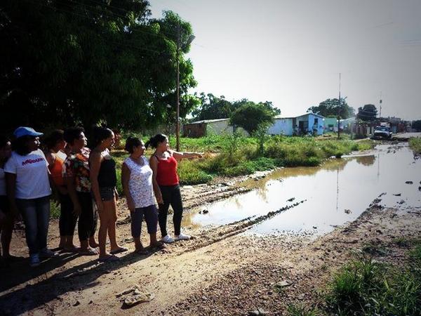RoseRagt's tweet photo. Vialidad Barrio Carlos Pérez Valle de la Pascua estaría listo en  2012 Inversión 15.397.152,64 Bs  #VzlaSaqueada 
http://t.co/hlvTR9quyN