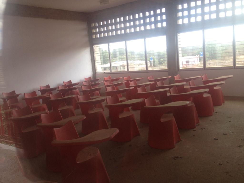 RoseRagt's tweet photo. Escuela Chaguaramas #Guárico se la esta comiendo el Monte Inversión 31.745.863.256,29 Bs. #VzlaSaqueada 
http://t.co/zeaiKd1fBn