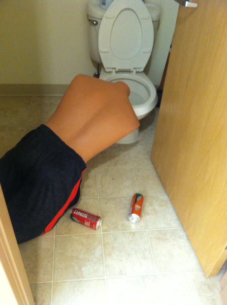 reallybigjon32's tweet photo. Ben on a four day bender sorry for not posting # ughghgh http://t.co/4jMgLk0BYG