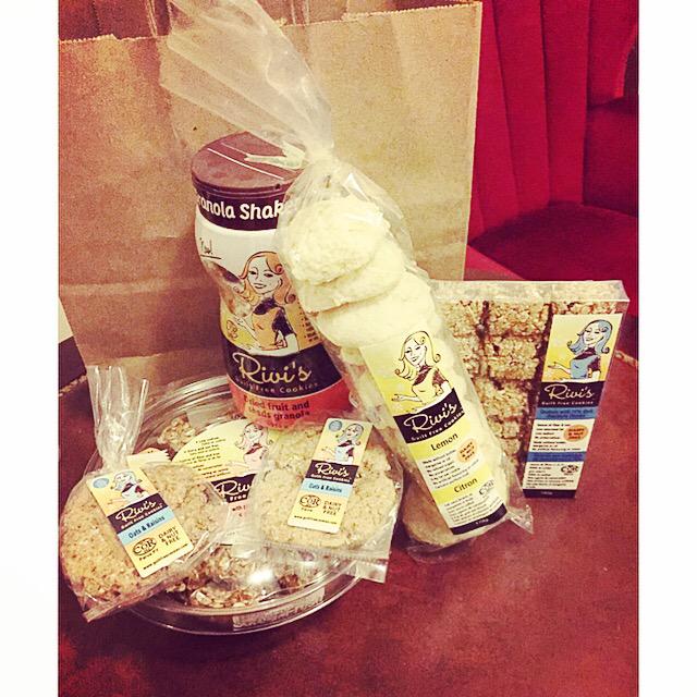 SimaSaharZerehi's tweet photo. My friends know what I need for my "summer" in Iqaluit @guiltfreecookie #BestCarePackage #NumNum #AllTheCookies http://t.co/73pVaIJZap