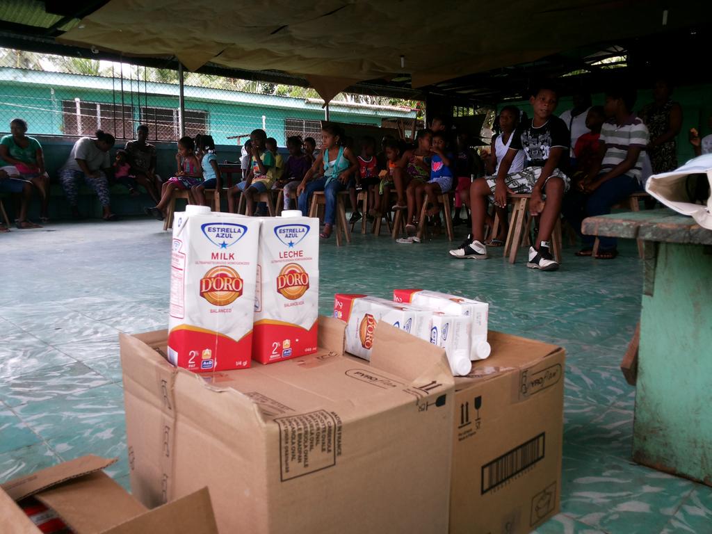 2030changuinola's tweet photo. Donación de leche-tetrapak al Grupo de ayuda: Un Nuevo Caminar dejando Huellas. Se paso un rato ameno con los niños. http://t.co/weQh3BKtpv