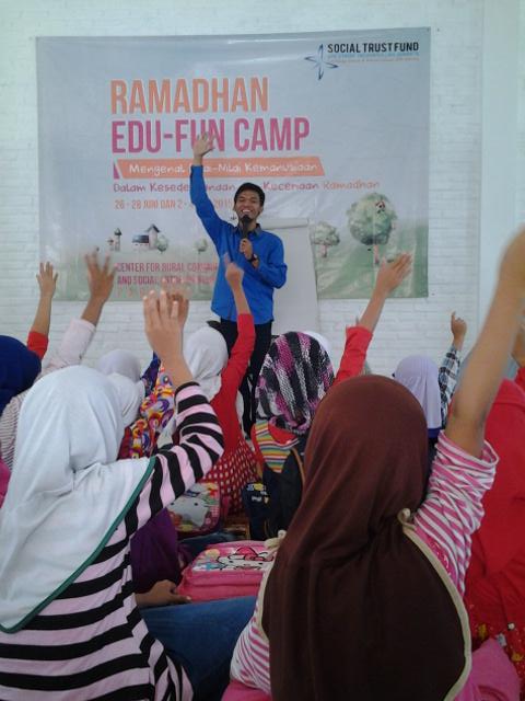 Kak Eman datang dari Serang sdg menghibur adik-adik dengan dongeng Islami