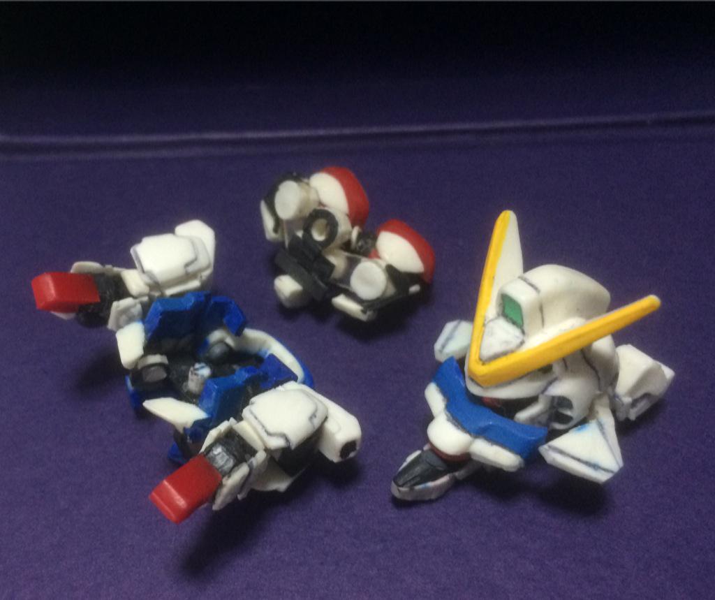 pinguinuslovers's tweet photo. 完全変形Ｖガンダム完成。
SDガンダムバインドのＶガンダムを改造しました。差し替え無しで変形、分離合体できます。
オーバーハングキャノンを装備して、Ｖダッシュガンダムにすることも可能です。
【SDFC改造作品】 http://t.co/DkEhUPsC3C