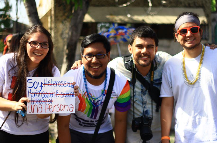 gabboggie's tweet photo. #LasBotargas fueron al #PrideSV :D http://t.co/75akClfDE5 http://t.co/PJmPqYJsV6