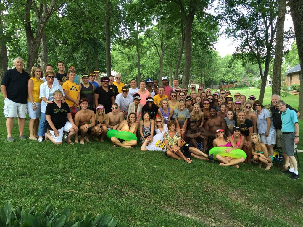 MizzouCheer_'s tweet photo. Another great lake party in the books!☀️🏊 #2ndpractice http://t.co/4qvsI25Kxd