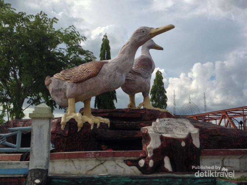 rahbiahmj's tweet photo. "@detikcom: Monumen Bebek Alabio, Tugu Istimewa di Kota Amuntai http://t.co/AGLz5BsmJ1 via @detiktravel http://t.co/A2SIrRvlp6"tmpt lhir gue