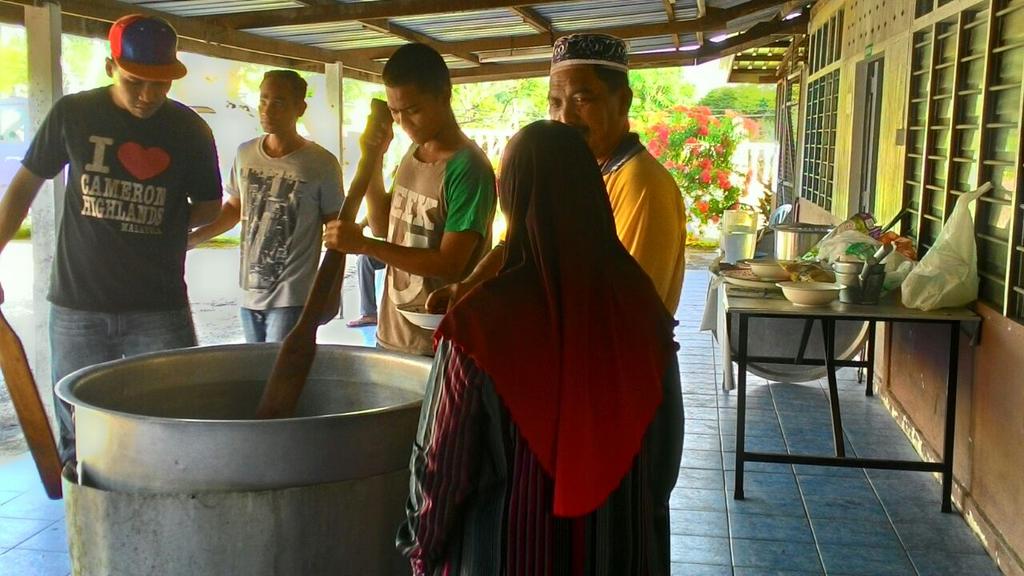 CCSCKuantan's tweet photo. Bersama komuniti membuat bubur lambuk Masjid Panching Selatan @AADK_Kuantan @AADK_Pahang @AADKMalaysia @AbdGhani_57 http://t.co/vjMzAx9yLU