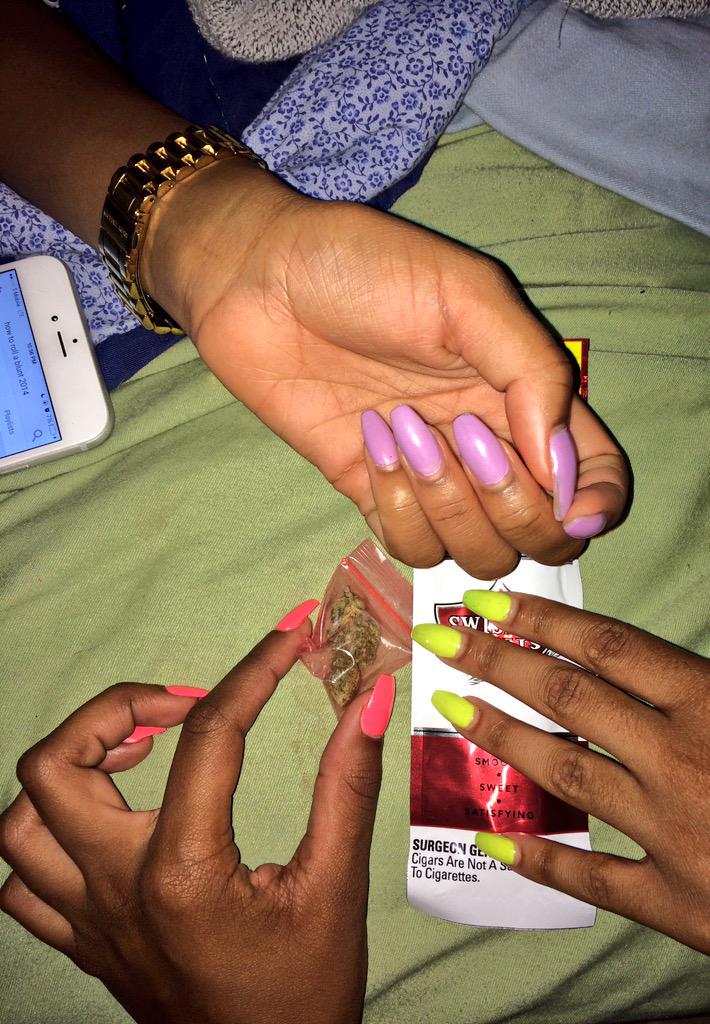LosBeOnIt's tweet photo. Aye y'all zoom in on the phone lmaoooo http://t.co/D0K5pJnbd4
