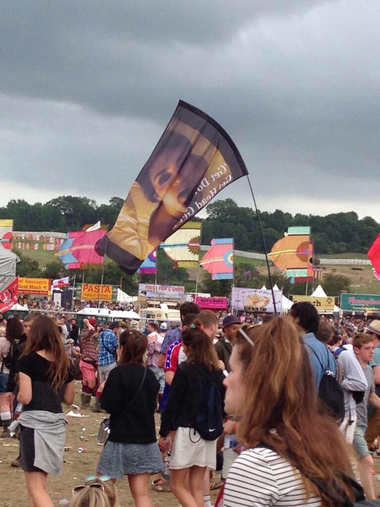 jackbowgen's tweet photo. As if someone took a flag of Kim K sucking off Ray J to Kanyes set 😳😳😳😳😳😳😳 http://t.co/Q0avdqfWho