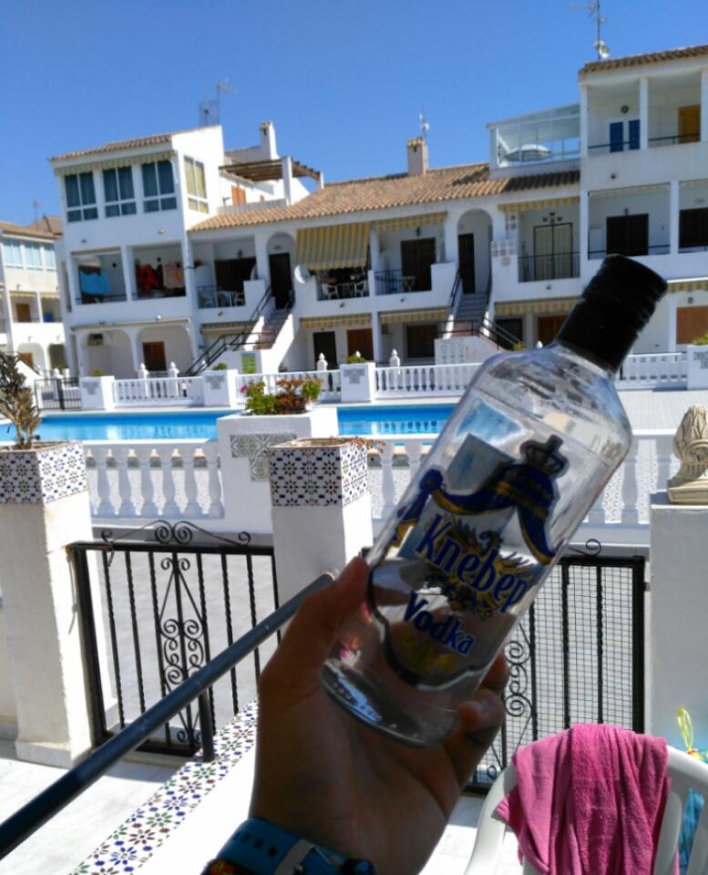 ElKilerDeM's tweet photo. Pisciniya y alcol desde x la mañana pa olbidar bien to los provlemas .. Askeao d to http://t.co/9zPuRTN9M6