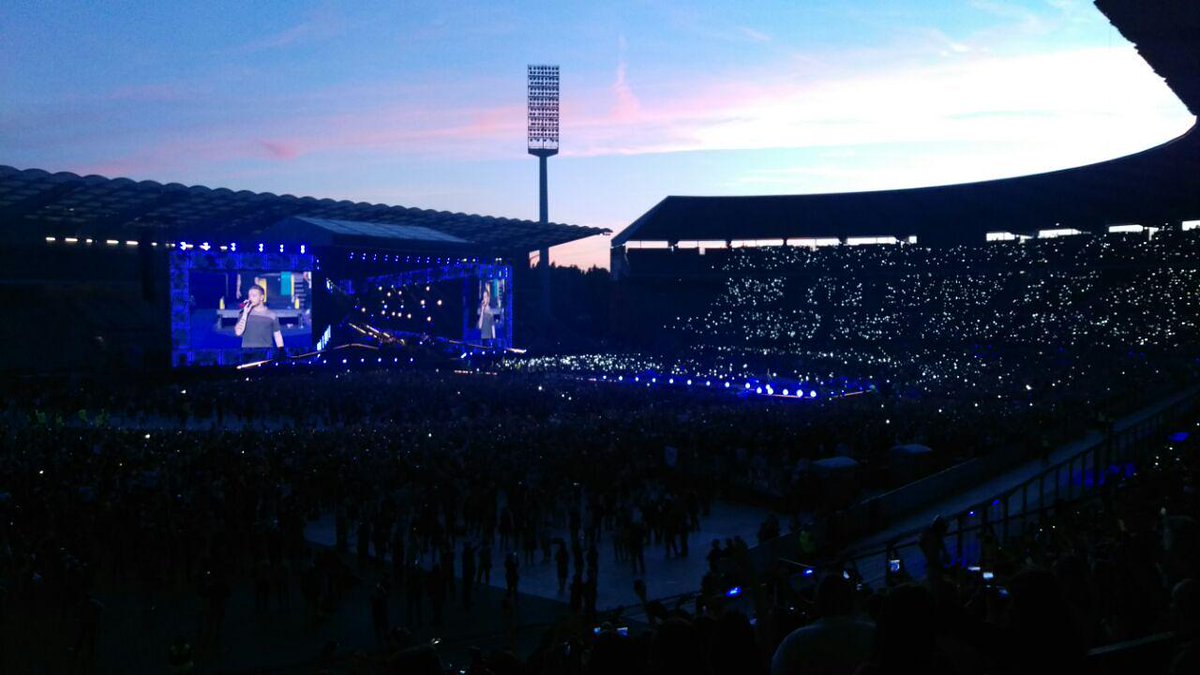 Jasmin_Blog's tweet image. Want to see my #blogpost about the #onedirectionbrussel #concert? Some videos included! feelinggoodlooksbetter.blogspot.de/2015/06/reisen…