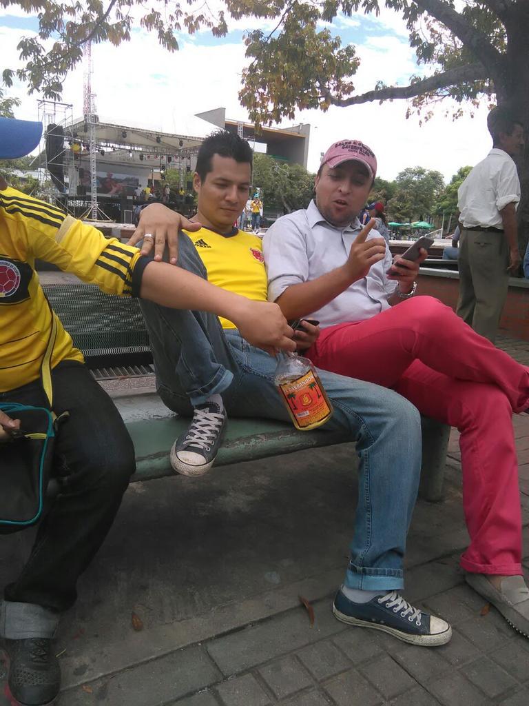 leandro0918's tweet photo. Nuestro equipo d trabajo horas antes del partido Colombia vs Argentina.#LeandroLozanoSuazaConcejal. @OscarBarretoTol http://t.co/ssLYcr3Mvz