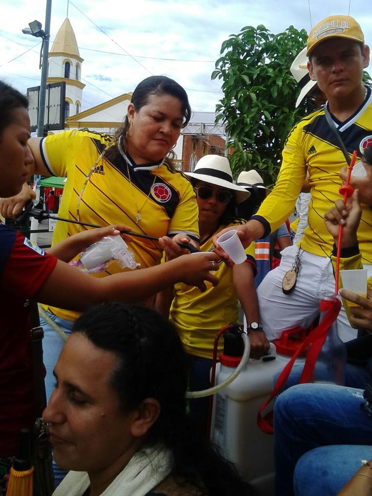 leandro0918's tweet photo. Nuestro equipo d trabajo horas antes del partido Colombia vs Argentina.#LeandroLozanoSuazaConcejal. @OscarBarretoTol http://t.co/ssLYcr3Mvz