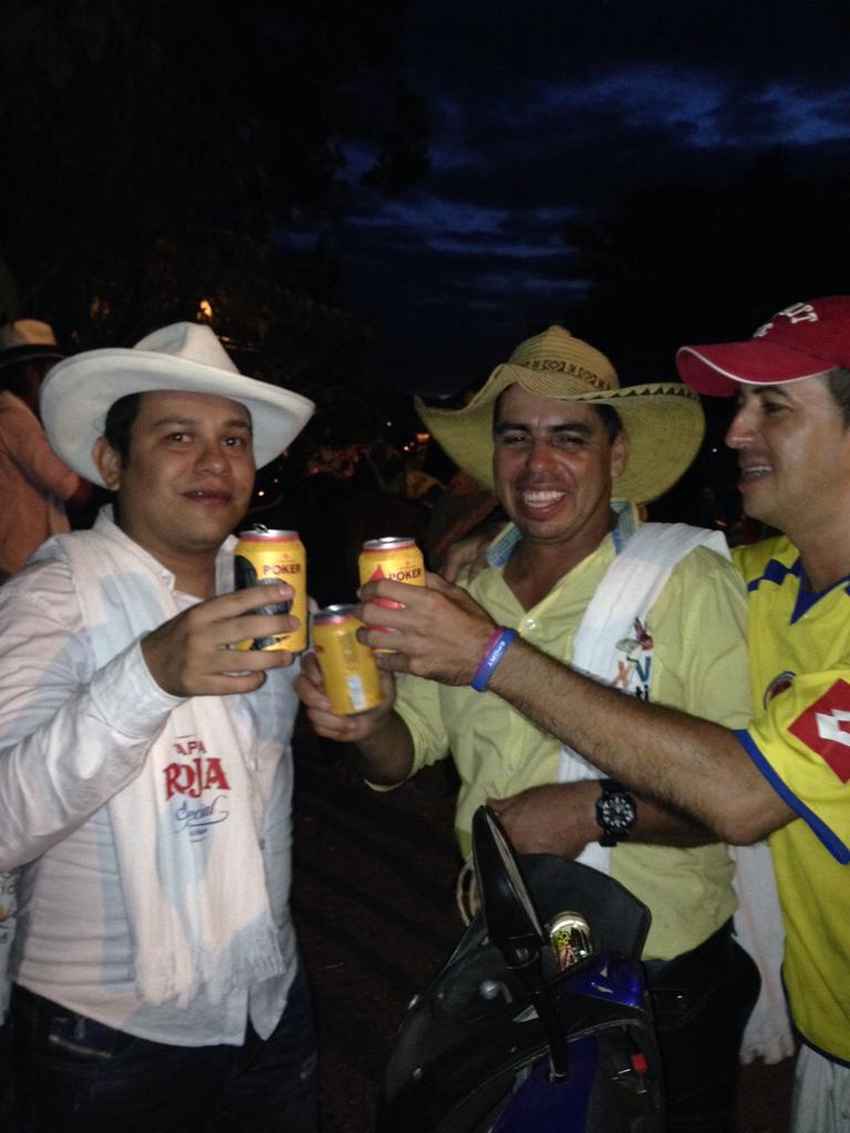 leandro0918's tweet photo. Compartiendo con los amigos en la Cabalgata san pedrina d melgar tolima. #LeandroLozanoSuazaConcejal @MelgarTv http://t.co/JwrBJI1PBH