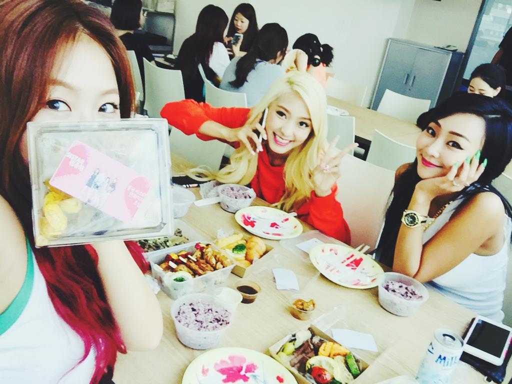 sistarsistar's tweet photo. [#효린] 도시락 감사합니다! 잘 먹을게요~ 본방까지 한시간!! 오늘도 본!방!사!수! 뮤비 보면서 조금만 기다려요♡ https://t.co/g8LhACwXKg #씨스타 #SISTAR #쉐이크잇 #SHAKEIT http://t.co/66UF06ydBP
